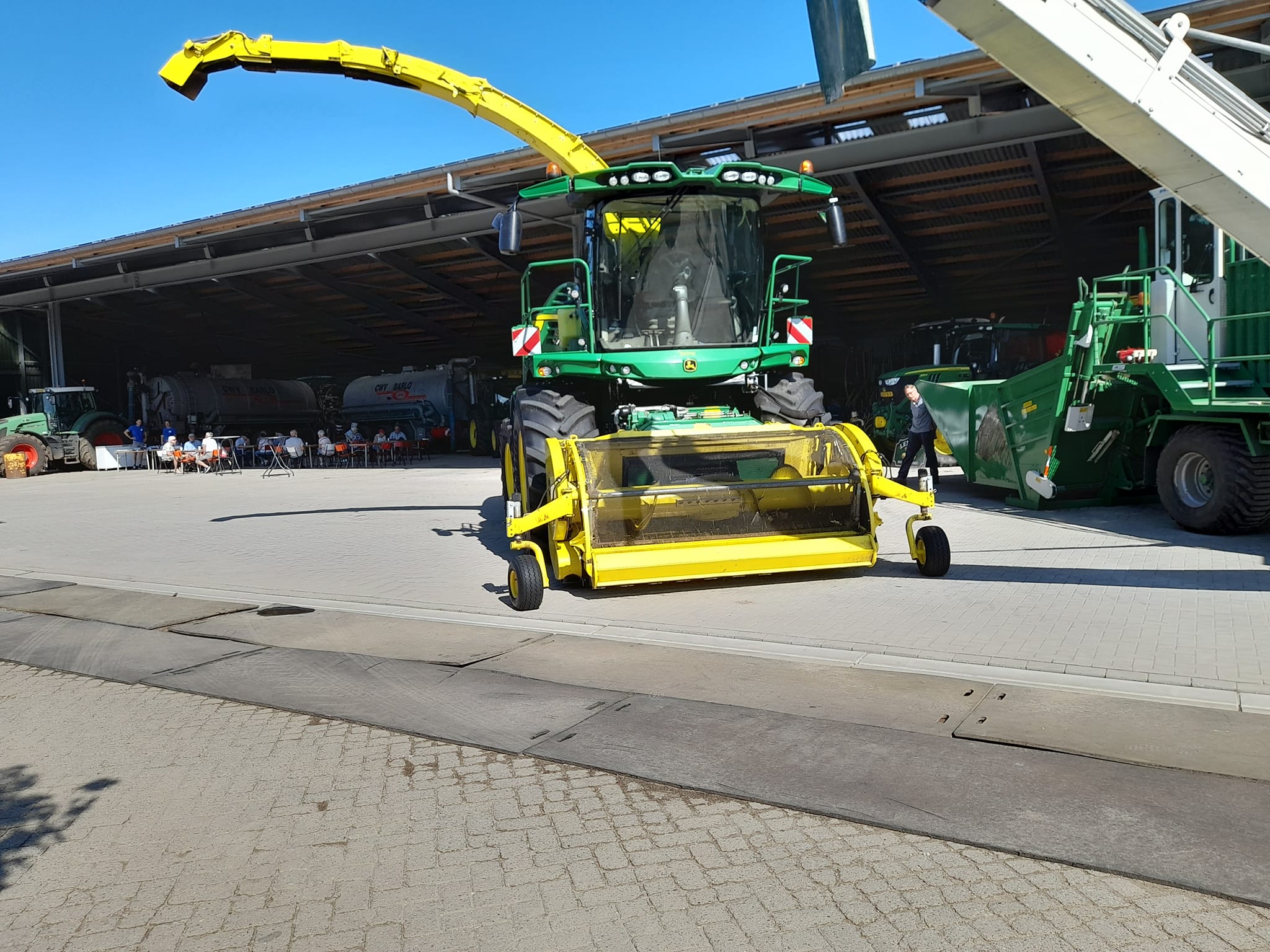 Boerderijwinkel Lensink bakt de patatjes bij Fiets de boer op.
